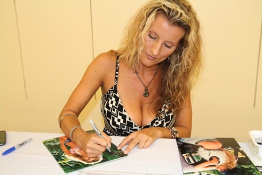 Kerri Kendall autograph