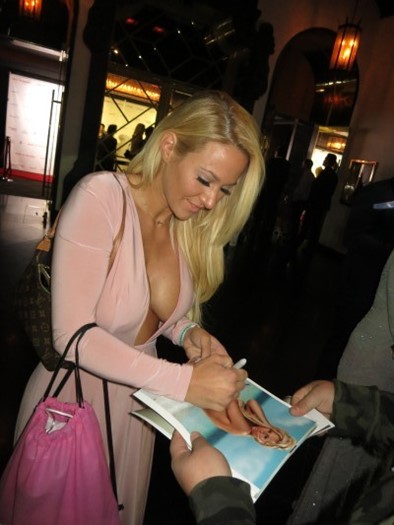Kindly Myers autograph