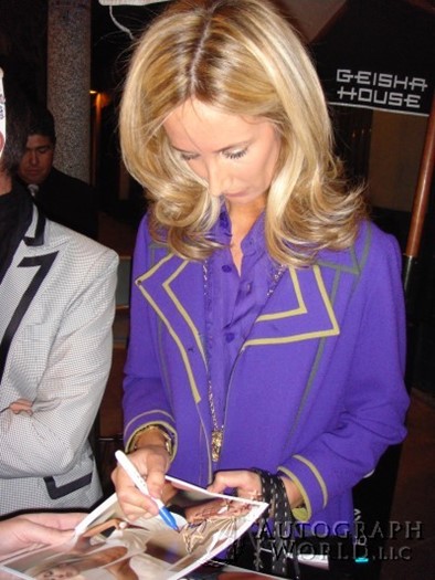 Lady Victoria Hervey autograph