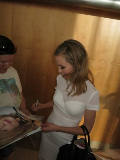 Laura Regan autograph