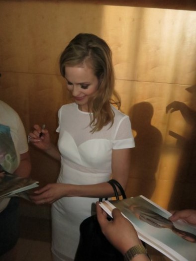 Laura Regan autograph