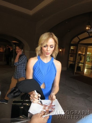 Laura Vandervoort autograph