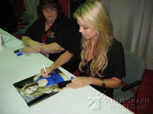 Laura Vandervoort autograph