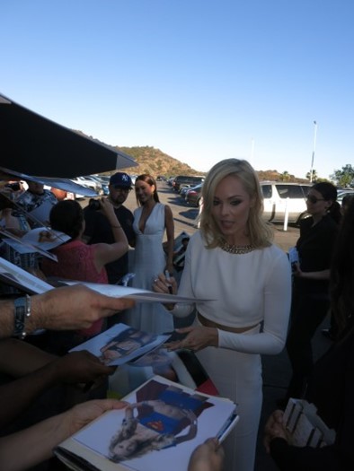 Laura Vandervoort autograph