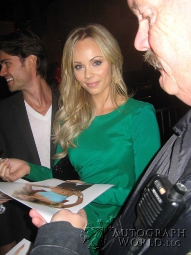 Laura Vandervoort autograph