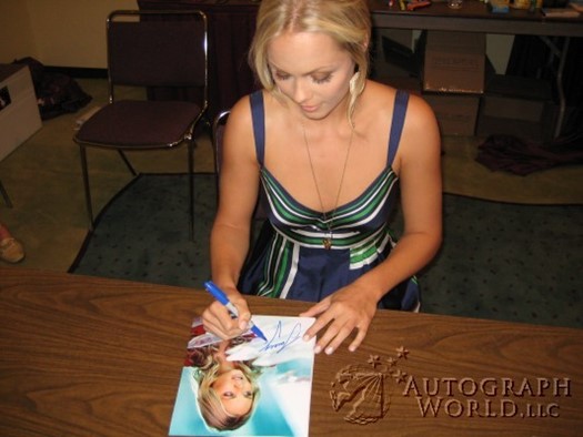 Laura Vandervoort autograph