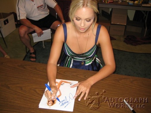 Laura Vandervoort autograph