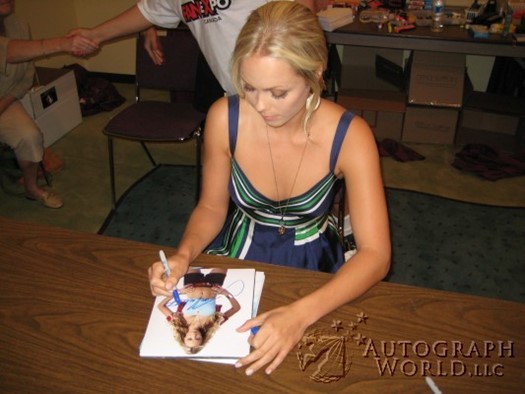 Laura Vandervoort autograph