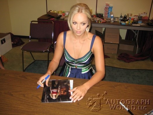 Laura Vandervoort autograph