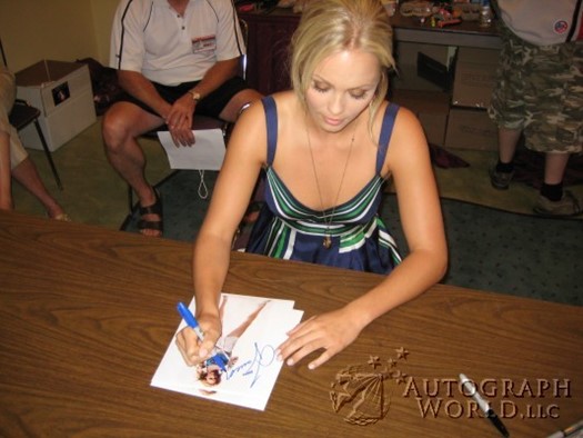 Laura Vandervoort autograph