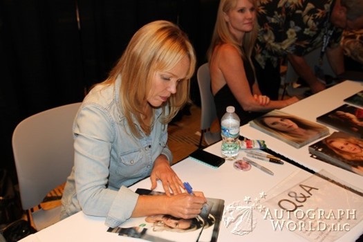 Lauren Bowles autograph