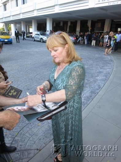 Lesley Nicol autograph