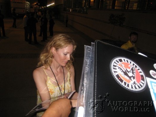 Leslie Mann autograph