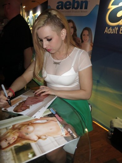 Lexi Belle autograph