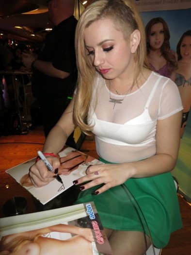 Lexi Belle autograph
