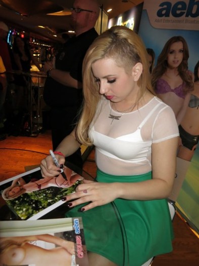 Lexi Belle autograph