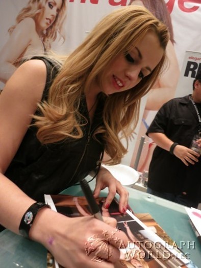 Lexi Belle autograph