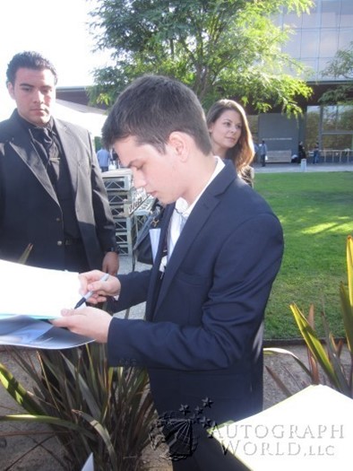 Liam James autograph