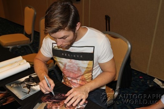 Liam McIntyre autograph
