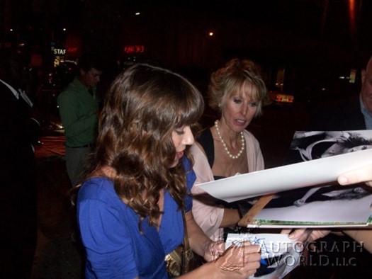 Linda Cardellini autograph