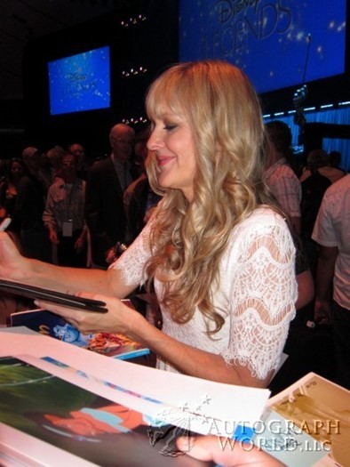 Linda Larkin autograph