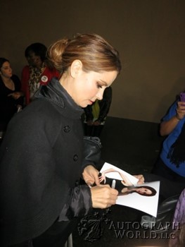 Lisa LoCicero autograph