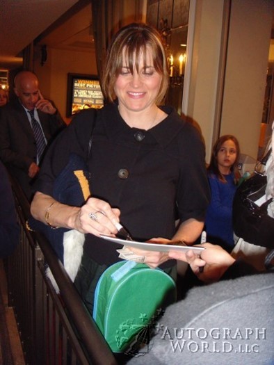 Lucy Lawless autograph