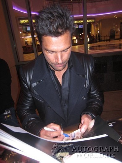 Manu Bennett autograph