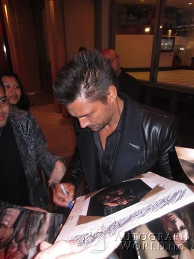 Manu Bennett autograph
