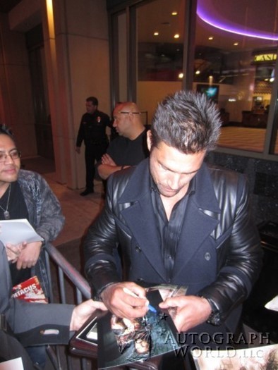 Manu Bennett autograph