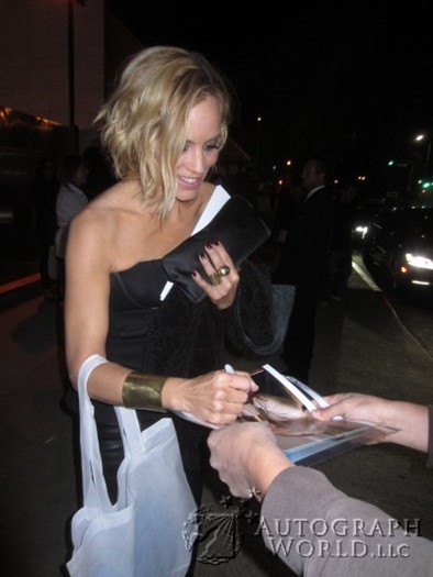 Maria Bello autograph