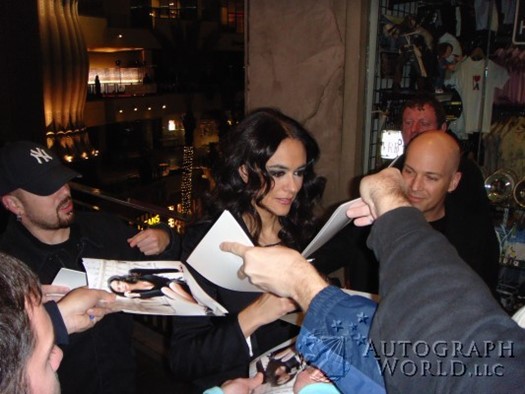 Maria Grazia Cucinotta autograph