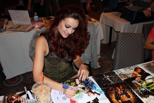Maria Kanellis autograph