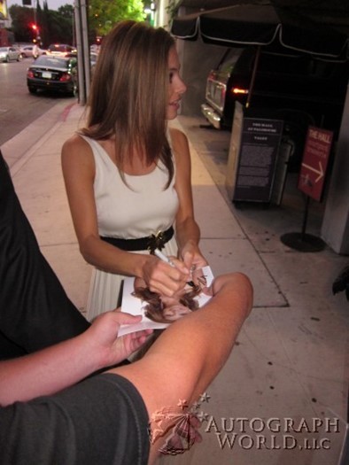 Maria Menounos autograph