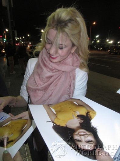 Masiela Lusha autograph