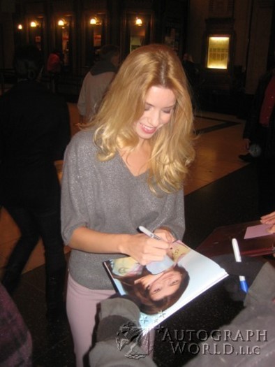 Masiela Lusha autograph