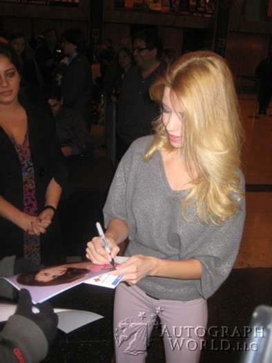 Masiela Lusha autograph
