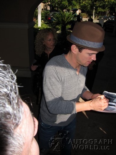Matthew Bomer autograph