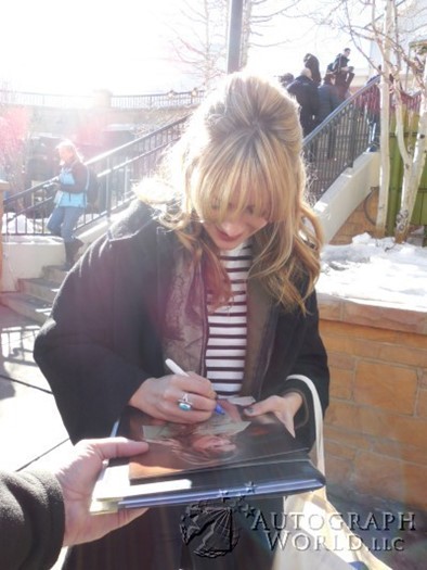 Meredith Hagner autograph