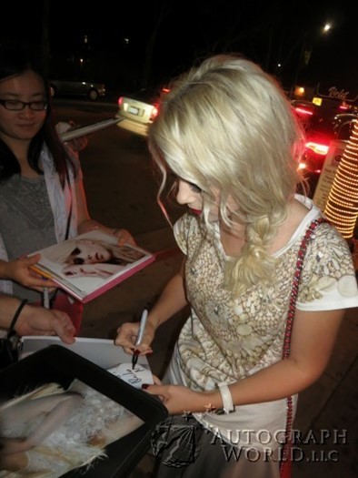 Mika Newton autograph