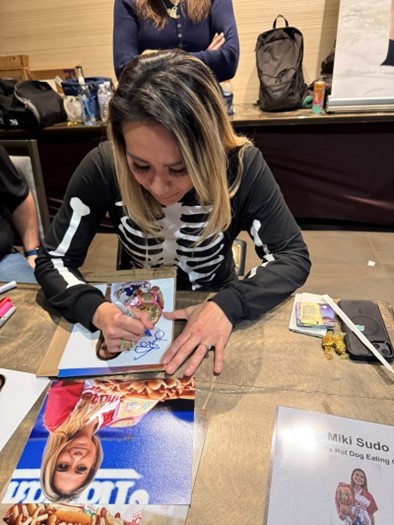 Miki Sudo autograph