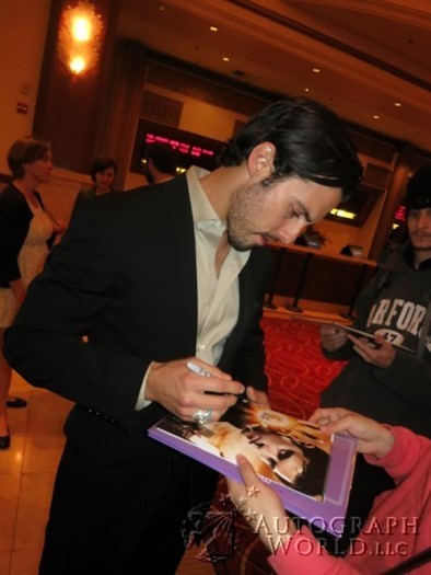Milo Ventimiglia autograph