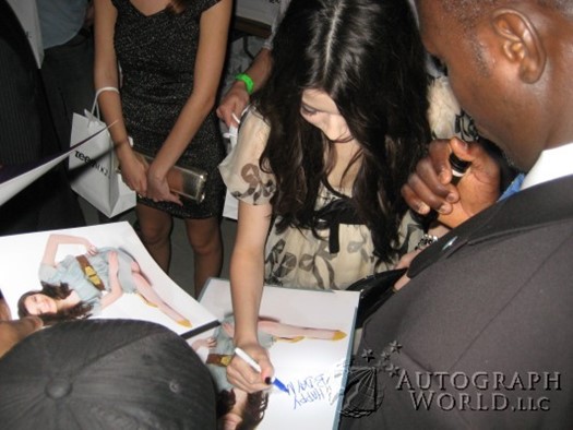 Miranda Cosgrove autograph