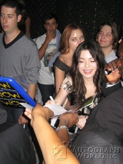 Miranda Cosgrove autograph