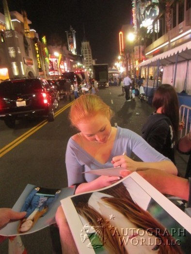 Molly Quinn autograph