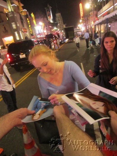 Molly Quinn autograph