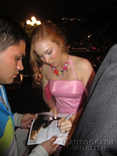 Molly Quinn autograph