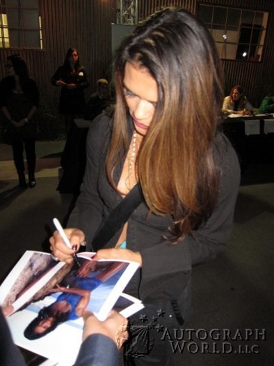 Nia Peeples autograph