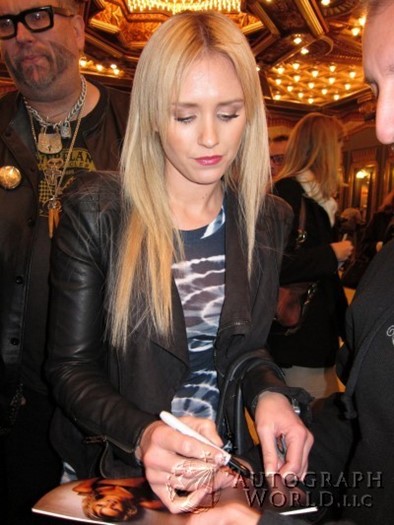 Nicky Whelan autograph