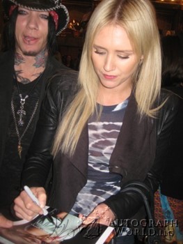 Nicky Whelan autograph